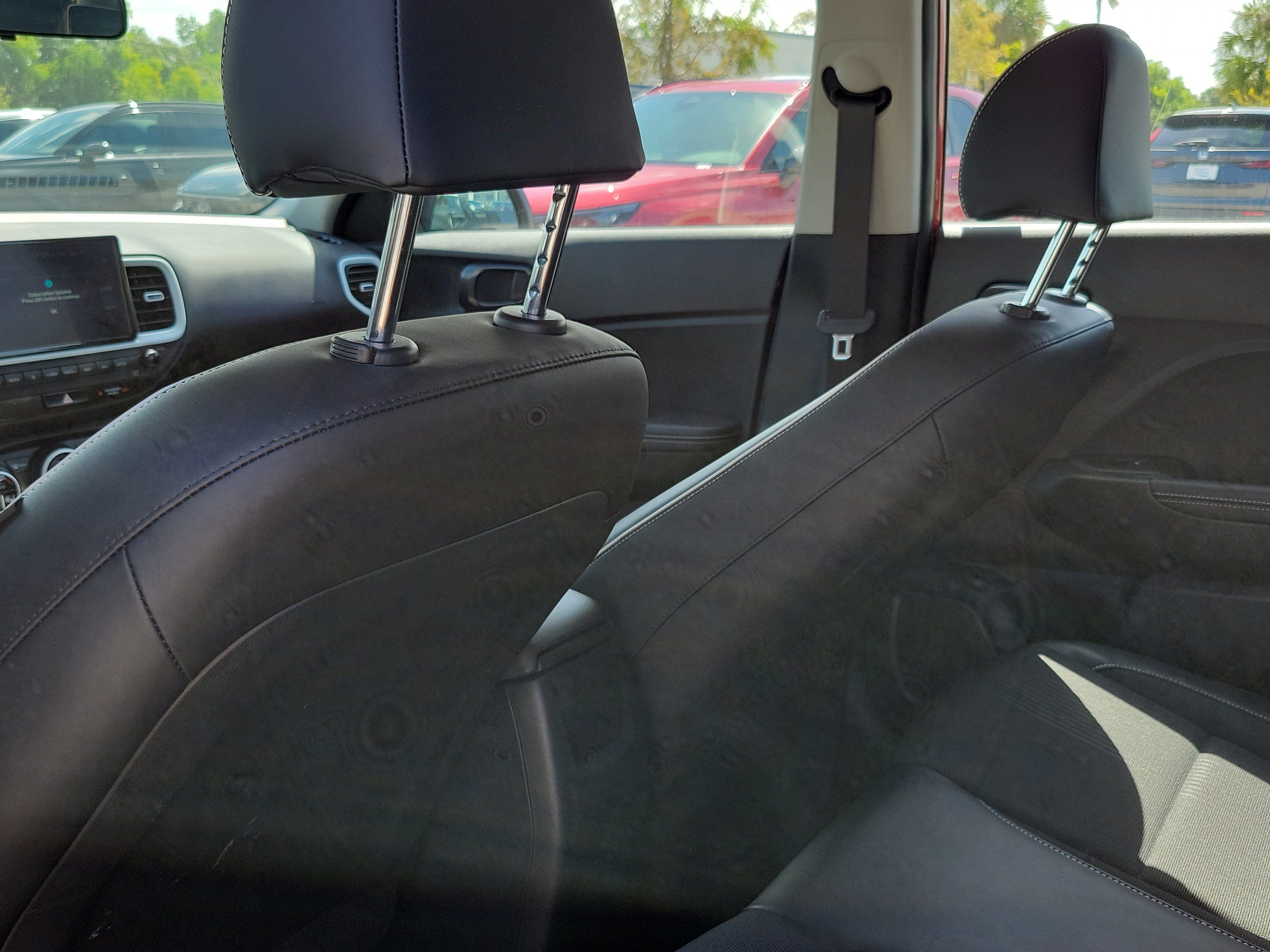 Used 2022 Hyundai Venue Limited FWD image 13
