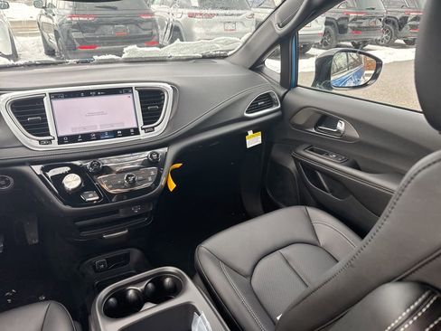 New 2026 Chrysler Pacifica Select image 12