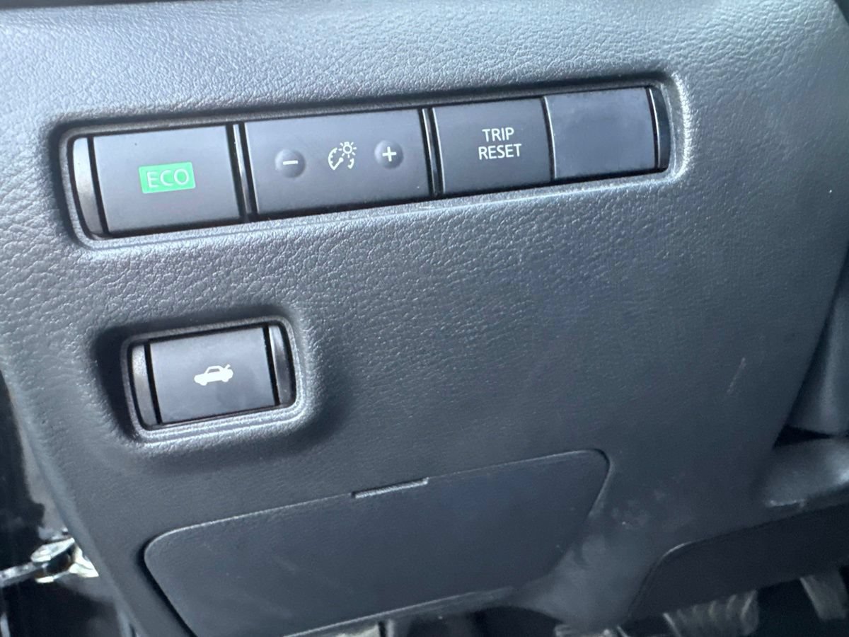 Used 2025 Nissan Sentra SR FWD image 17