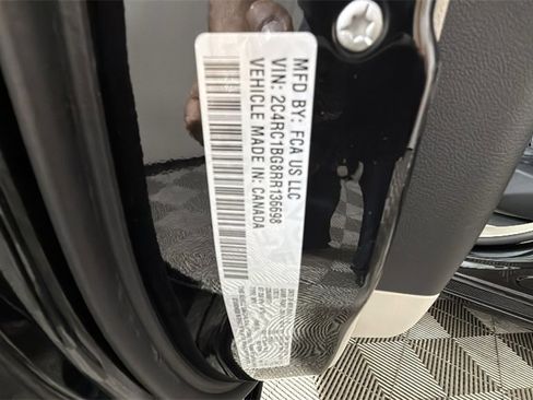 Used 2024 Chrysler Pacifica Touring-L image 39