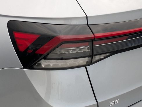 Used 2025 Volkswagen Taos SE w/ Panoramic Sunroof Package FWD image 18