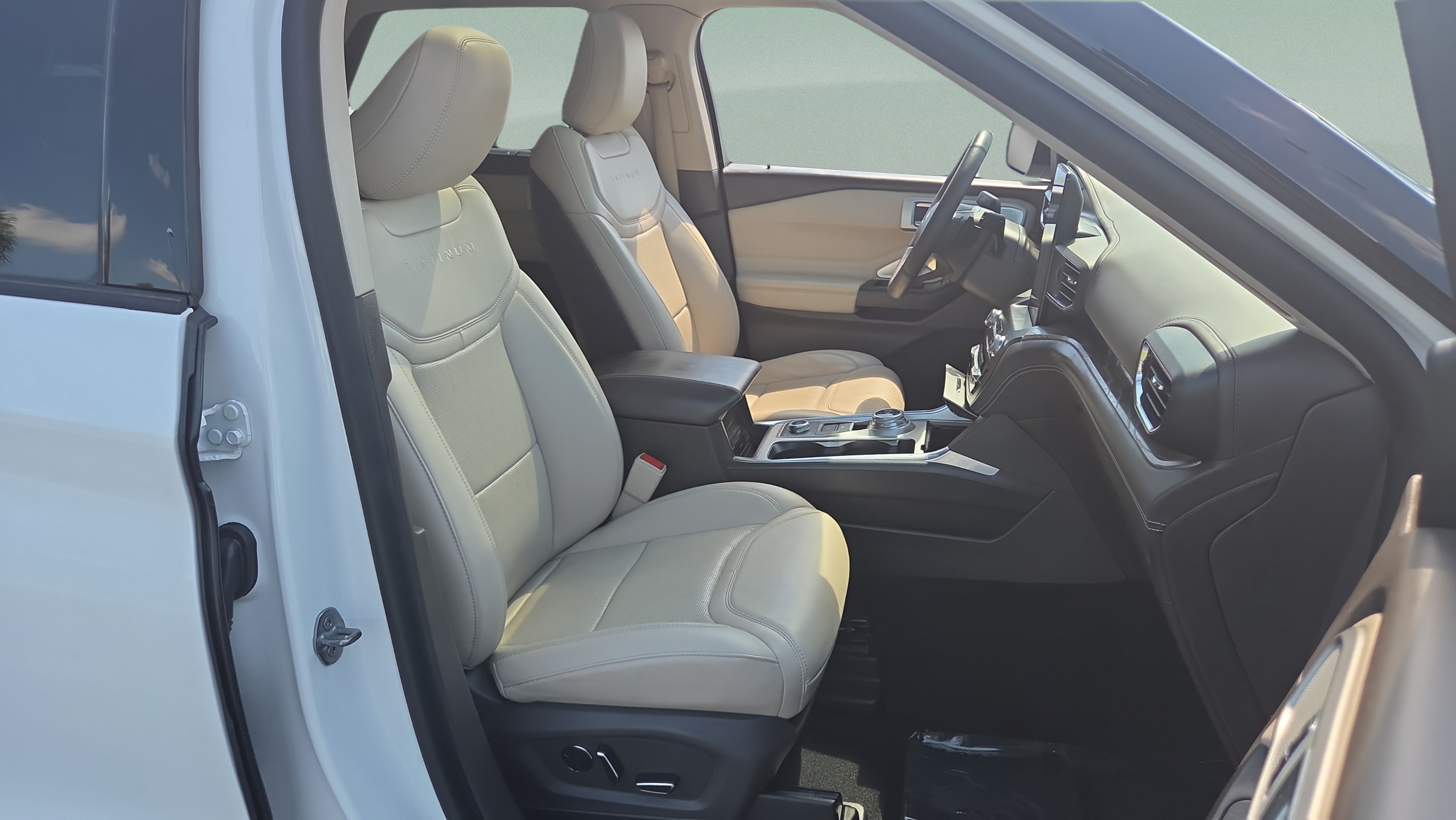 Used 2020 Ford Explorer Platinum w/ Premium Technology Package AWD/4WD image 17