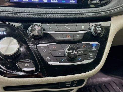 Used 2018 Chrysler Pacifica Limited image 16