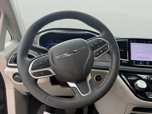 Used 2022 Chrysler Pacifica Touring-L FWD image 17