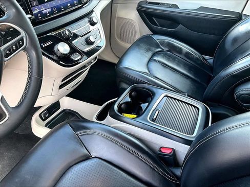 Used 2023 Chrysler Pacifica Touring-L FWD image 21