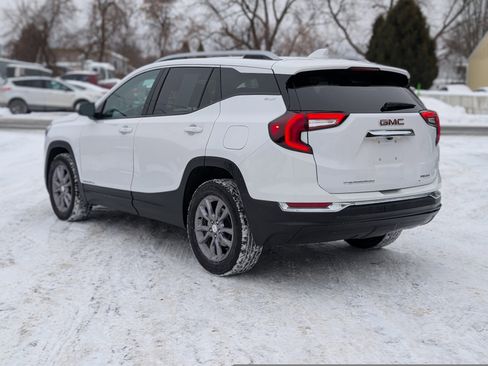 Used 2024 GMC Terrain SLT image 11
