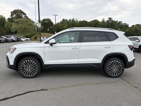 New 2026 Volkswagen Taos SE FWD image 2