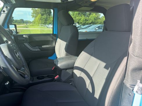 Used 2018 Jeep Wrangler Sport AWD/4WD image 9