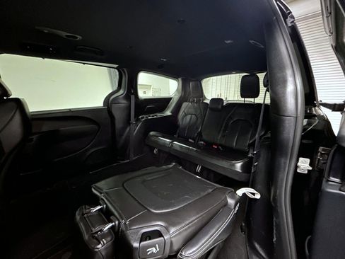 Used 2025 Chrysler Pacifica Select FWD image 18