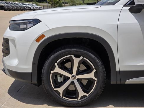 Used 2025 Volkswagen Tiguan SE FWD image 6