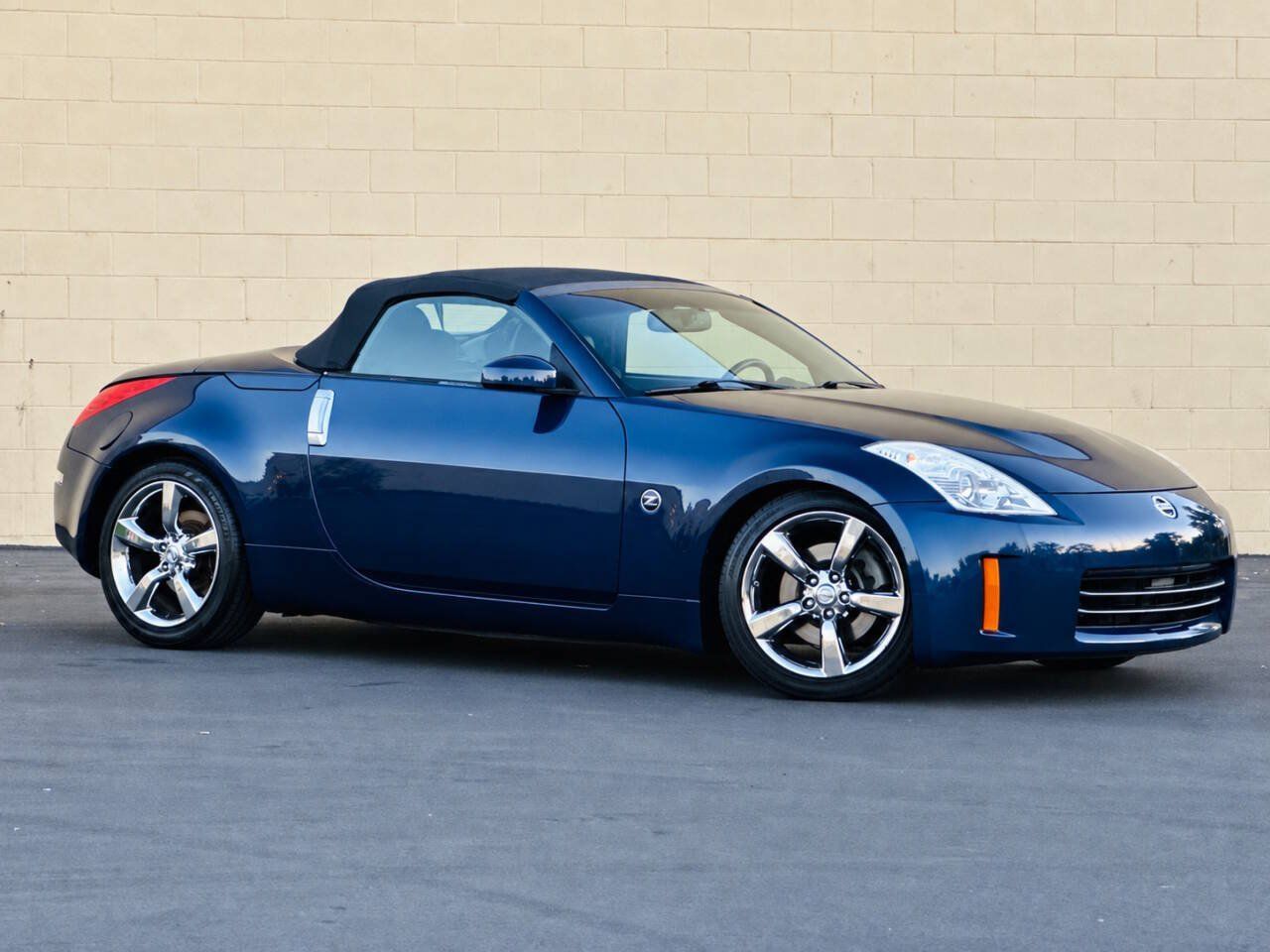 Used 2007 Nissan 350Z Touring RWD image 2