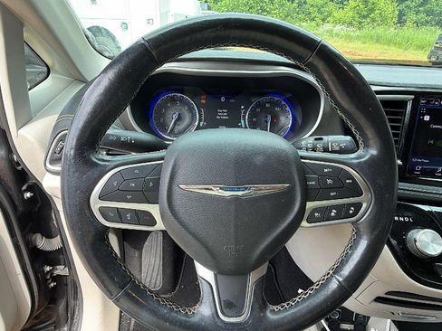 Used 2021 Chrysler Pacifica Touring-L FWD image 22