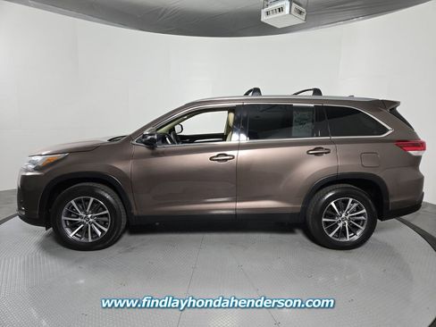 Used 2019 Toyota Highlander XLE image 3