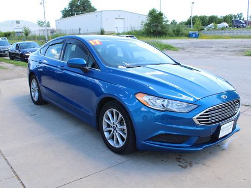 Used 2017 Ford Fusion SE w/ Fusion SE Technology Package FWD image 4