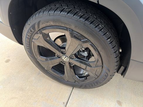 New 2026 Volkswagen Taos SE image 12