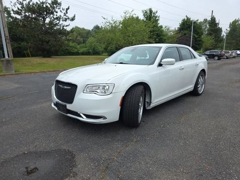 Used 2019 Chrysler 300 Touring w/ Quick Order Package 2EF RWD image 3