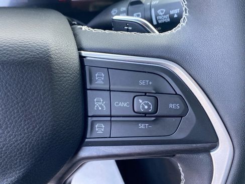 Used 2023 Jeep Grand Cherokee Limited w/ Black Appearance Package AWD/4WD image 91