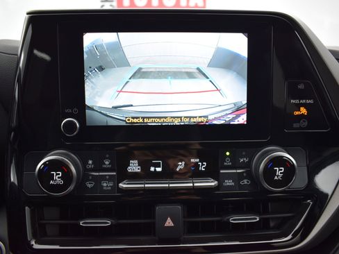 Used 2024 Toyota Highlander LE AWD/4WD image 18