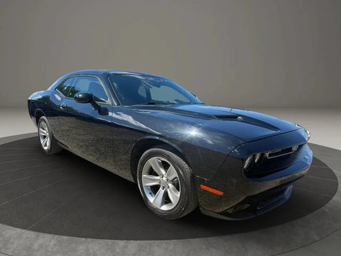 Used 2020 Dodge Challenger SXT RWD image 3