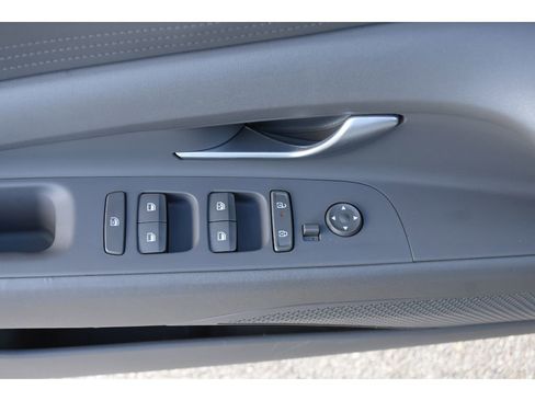 Used 2024 Hyundai Elantra SEL image 16