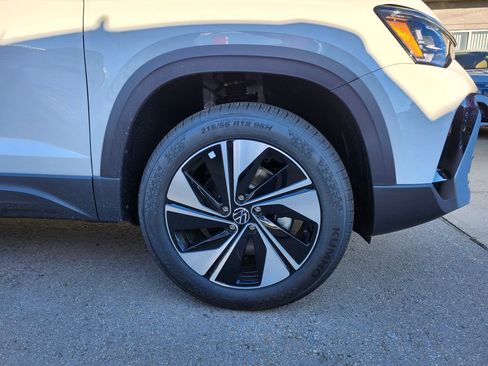 New 2026 Volkswagen Taos SE image 19