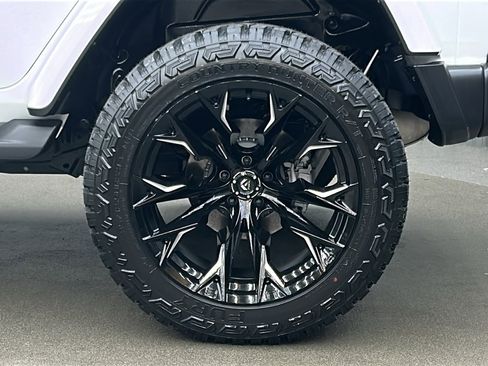 Used 2024 Jeep Wrangler Unlimited Sahara w/ Safety Group image 12