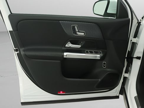 Used 2026 Mercedes-Benz GLB 250 image 17