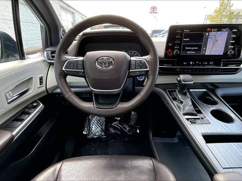Used 2022 Toyota Sienna Platinum image 6