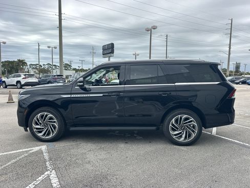 New 2026 Lincoln Navigator Premiere AWD/4WD image 10
