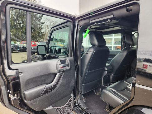 Used 2017 Jeep Wrangler Unlimited Sahara image 35