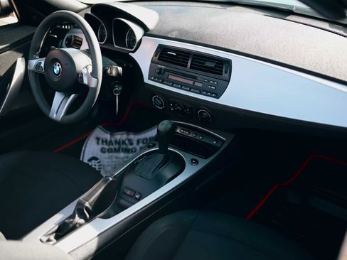 Used 2005 BMW Z4 2.5i image 12