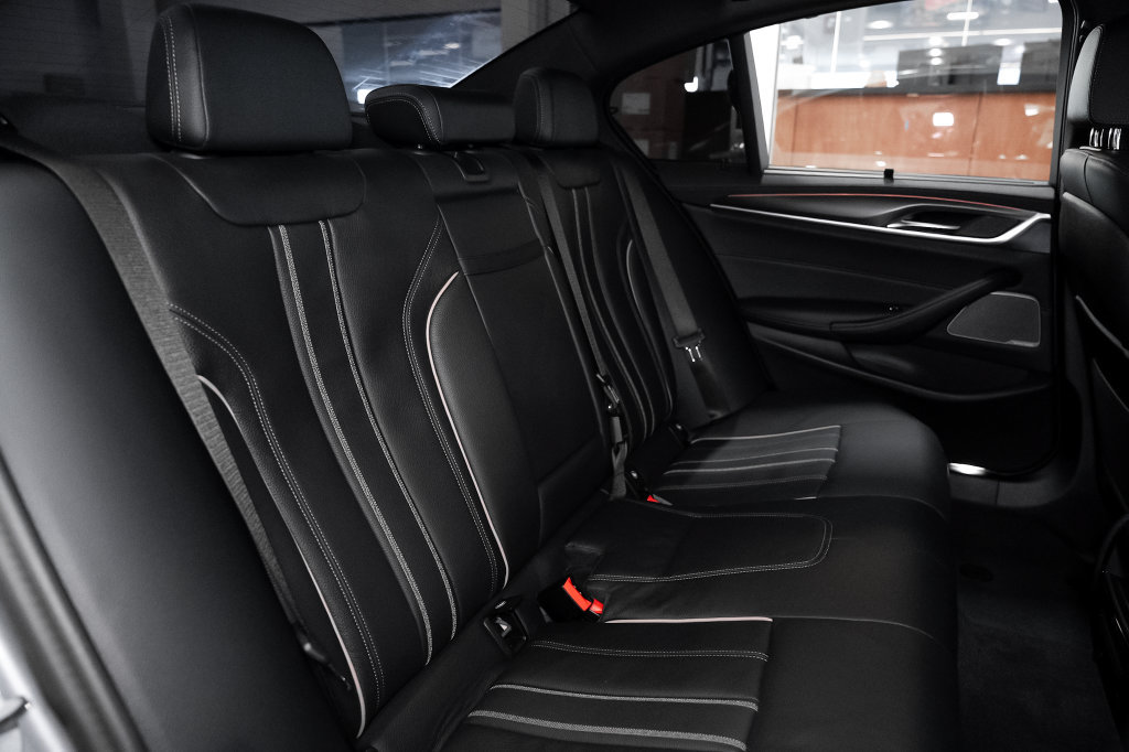 Used 2023 BMW M550i xDrive w/ Executive Package AWD/4WD image 19