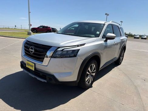 Used 2025 Nissan Pathfinder SL FWD image 3
