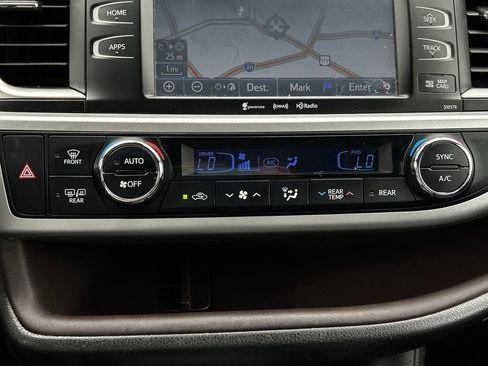 Used 2017 Toyota Highlander XLE FWD image 21