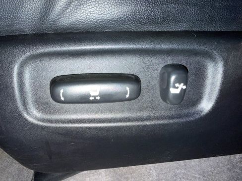 Used 2013 Toyota Land Cruiser image 21