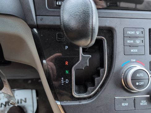 Used 2015 Toyota Sienna LE image 21