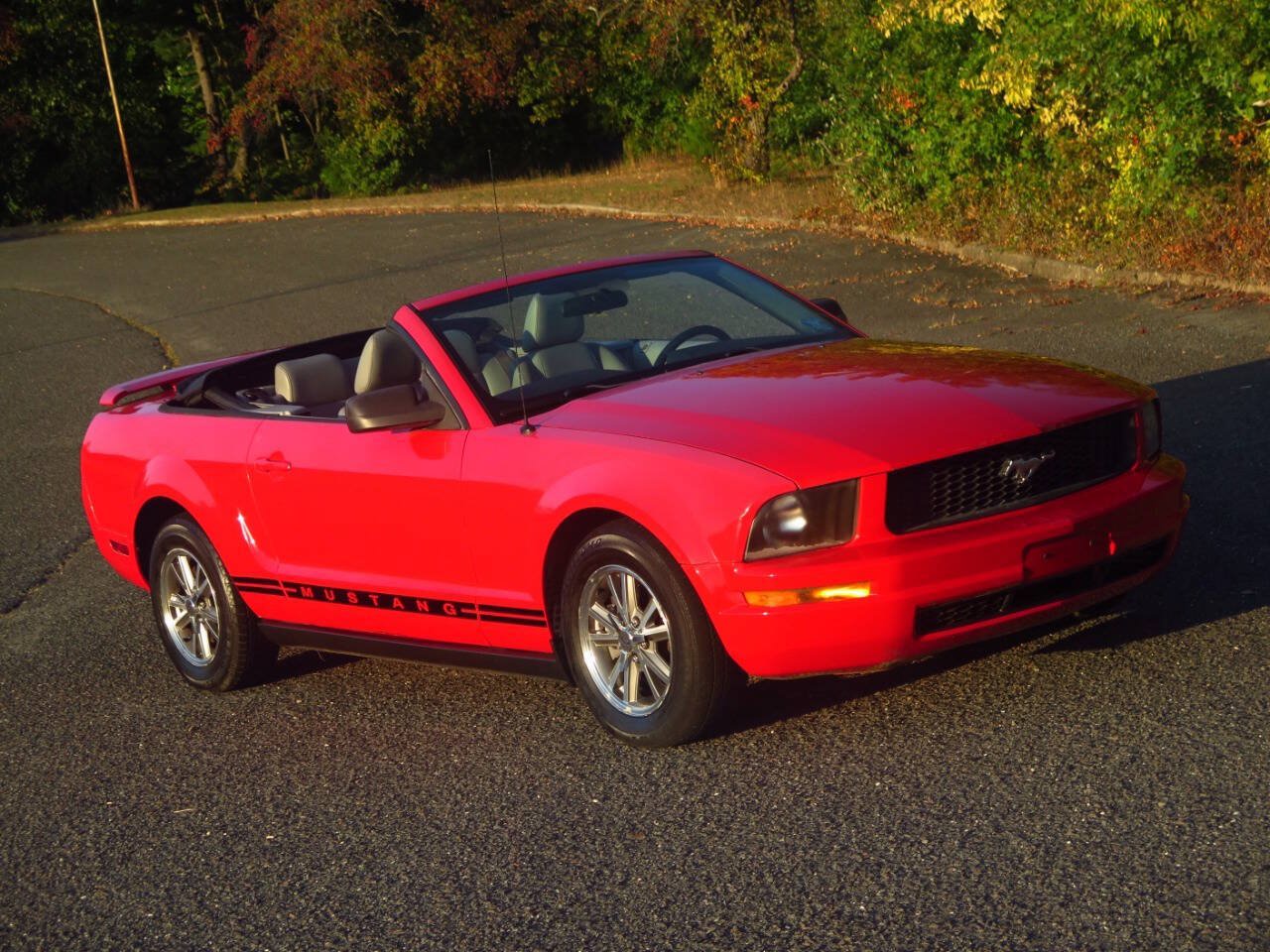 Used 2005 Ford Mustang Convertible RWD image 30