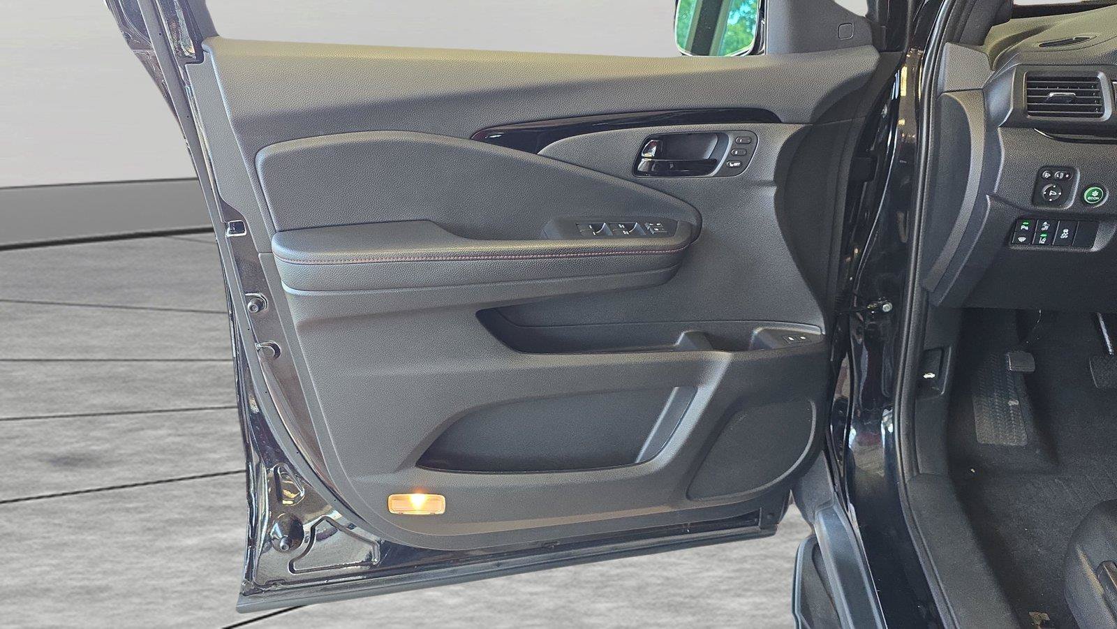 Used 2025 Honda Passport Black Edition image 12