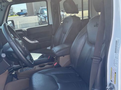 Used 2014 Jeep Wrangler Unlimited Sahara w/ Connectivity Group AWD/4WD image 8
