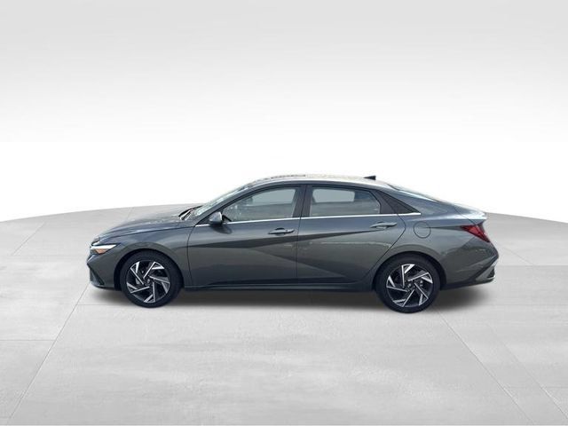 Used 2025 Hyundai Elantra SEL FWD image 5