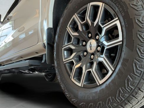 Used 2024 Chevrolet Colorado Z71 w/ Z71 Convenience Package 2 AWD/4WD image 38