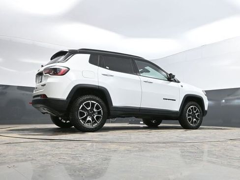 Used 2025 Jeep Compass Trailhawk AWD/4WD image 45