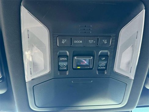 Used 2022 Toyota RAV4 SE image 28