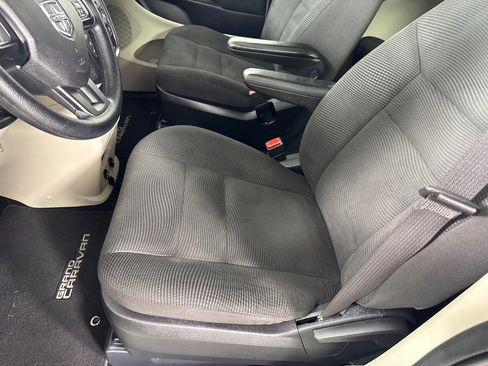 Used 2020 Dodge Grand Caravan SE w/ UConnect Hands-Free Group image 12
