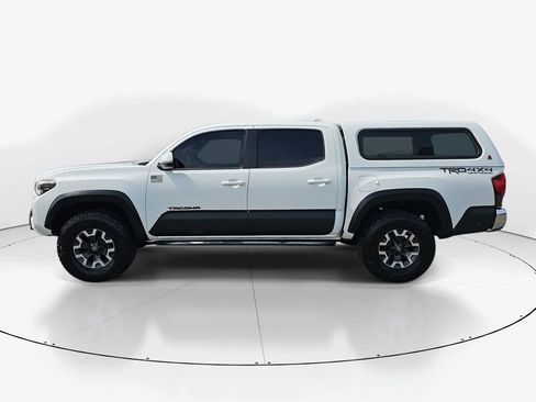 Used 2018 Toyota Tacoma TRD Off-Road image 9