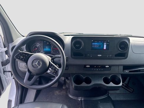 Used 2024 Mercedes-Benz Sprinter 2500 image 37