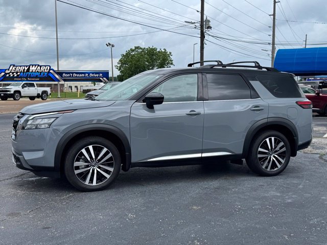 Used 2025 Nissan Pathfinder Platinum FWD image 3