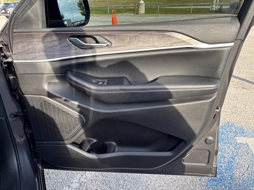 Used 2023 Jeep Grand Cherokee Limited w/ Luxury Tech Group II RWD image 25