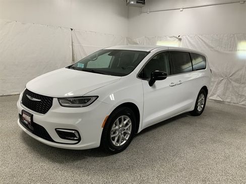 Used 2024 Chrysler Pacifica Touring-L FWD image 2