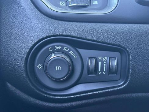Used 2022 Jeep Renegade Latitude AWD/4WD image 25